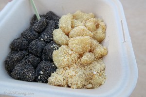 Mua chi (glutinous rice balls with sesame peanut, kuih)