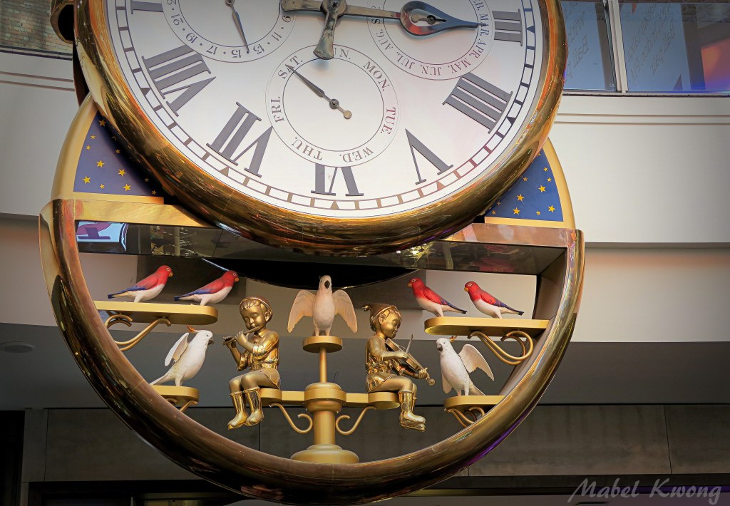 As Waltzing Matilda plays, the bird and musician figures move left and right.